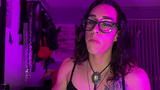 Snapshot of xoFrankie chatting on 10-08-25, 01:58 xoFrankie online show from 10-08-25, 01:58