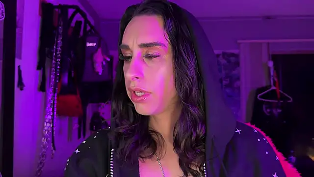 Snapshot of xoFrankie chatting on 10-22-25, 01:50 xoFrankie online show from 10-22-25, 01:50