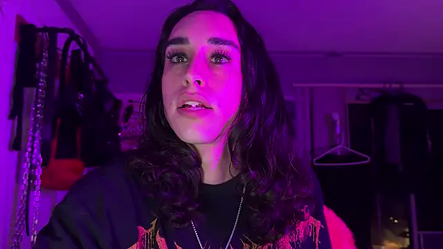 Snapshot of xoFrankie chatting on 10-28-25, 02:37 xoFrankie online show from 10-28-25, 02:37