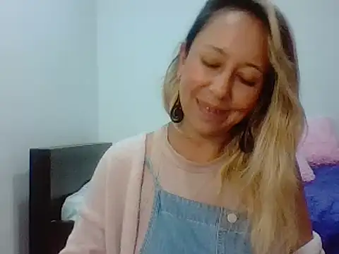 leah susman online show from 11-22-25, 01:37