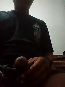 Snapshot of Arya85 chatting on 12-15-25, 01:15 Arya85 online show from 12-15-25, 01:15