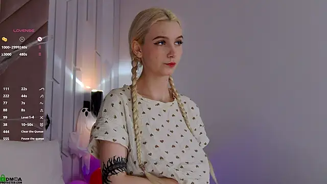 SaraHearts online show from 10-29-25, 01:41