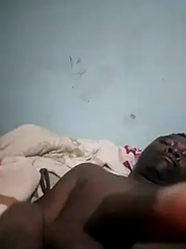 Snapshot of Mrhugeblack chatting on 10-29-25, 10:22 Mrhugeblack online show from 10-29-25, 10:22