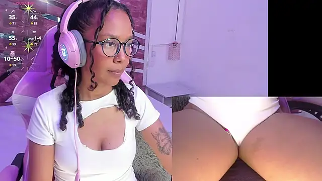 Snapshot of NovaLyn chatting on 11-08-25, 04:23 NovaLyn online show from 11-08-25, 04:23