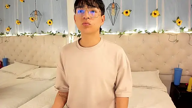 AleAurarashi online show from 10-28-25, 03:10