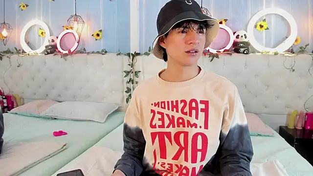 AleAurarashi online show from 11-19-25, 02:55