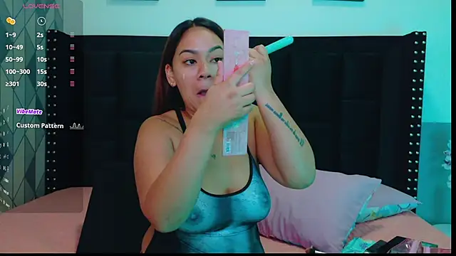 Snapshot of mamaneedsfun chatting on 09-18-25, 01:02 mamaneedsfun online show from 09-18-25, 01:02