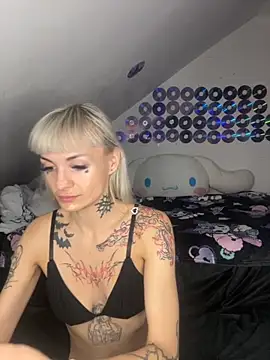 Snapshot of FluffySlutt chatting on 09-18-25, 02:30 FluffySlutt online show from 09-18-25, 02:30