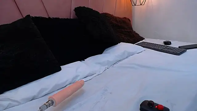 Snapshot of miss_m1a chatting on 11-17-25, 11:27 miss m1a online show from 11-17-25, 11:27