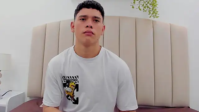 Snapshot of aron_twink66 chatting on 09-10-25, 01:44 aron twink66 online show from 09-10-25, 01:44