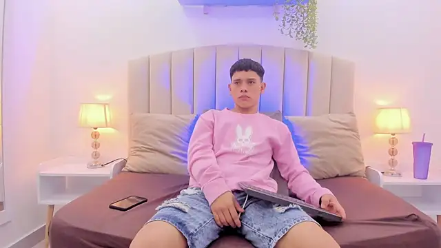 Snapshot of aron_twink66 chatting on 09-16-25, 01:23 aron twink66 online show from 09-16-25, 01:23