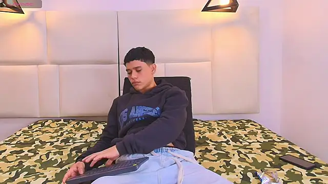 Snapshot of aron_twink66 chatting on 09-18-25, 01:57 aron twink66 online show from 09-18-25, 01:57