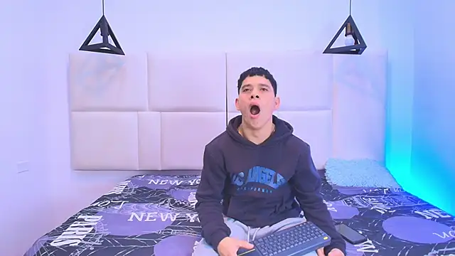 Snapshot of aron_twink66 chatting on 09-20-25, 01:23 aron twink66 online show from 09-20-25, 01:23