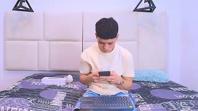 Snapshot of aron_twink66 chatting on 09-21-25, 03:24 aron twink66 online show from 09-21-25, 03:24