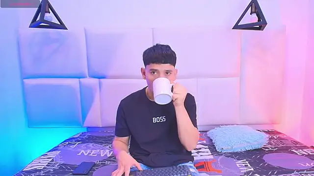 Snapshot of aron_twink66 chatting on 09-22-25, 02:41 aron twink66 online show from 09-22-25, 02:41