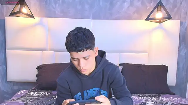 Snapshot of aron_twink66 chatting on 09-30-25, 03:39 aron twink66 online show from 09-30-25, 03:39