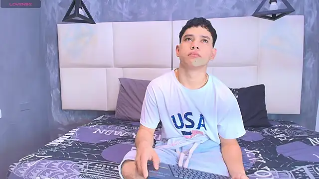 Snapshot of aron_twink66 chatting on 10-04-25, 02:37 aron twink66 online show from 10-04-25, 02:37