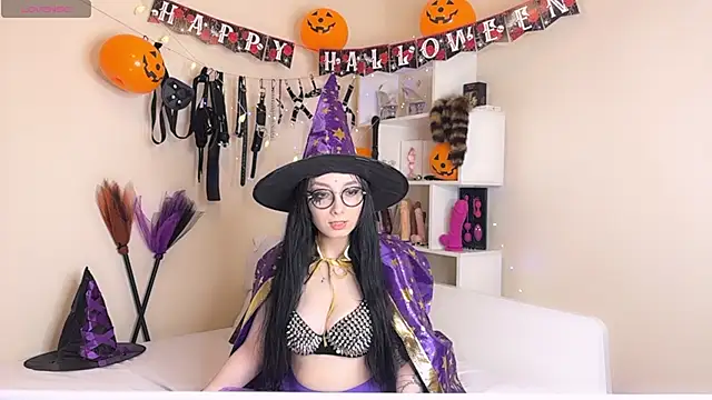 Jinhee Tiny online show from 10-31-25, 03:13