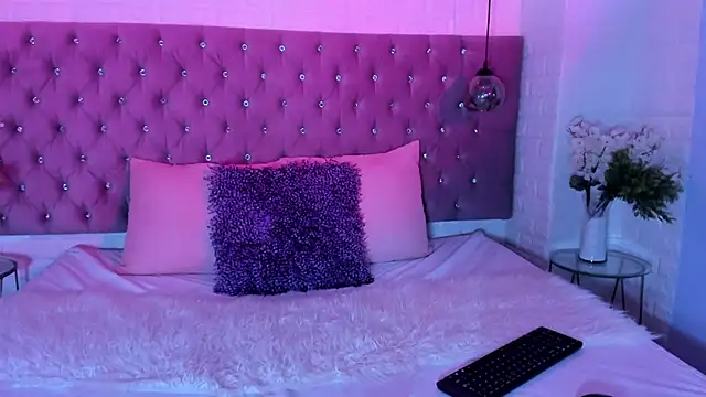 Snapshot of Scarlet_Monroee chatting on 10-21-25, 04:13 Scarlet Monroee online show from 10-21-25, 04:13