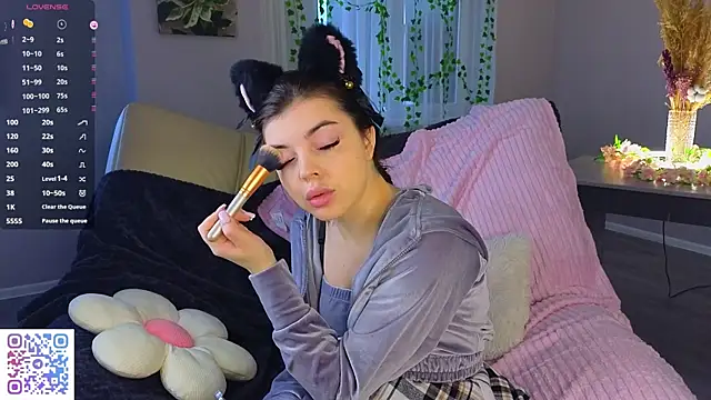 Snapshot of AuroraVice chatting on 12-04-25, 06:34 AuroraVice online show from 12-04-25, 06:34