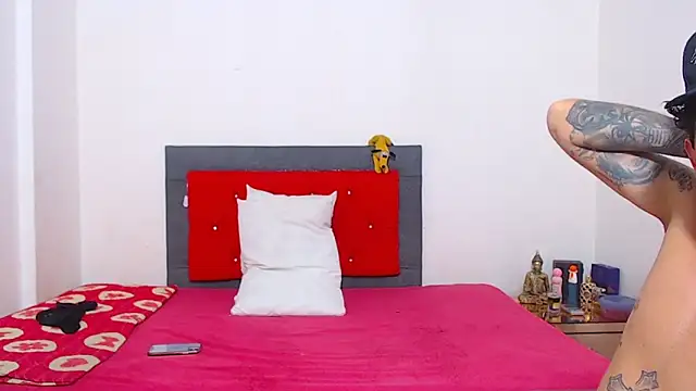 Snapshot of miawhithee chatting on 10-15-25, 02:22 miawhithee online show from 10-15-25, 02:22