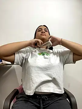 Snapshot of miawhithee chatting on 11-27-25, 01:40 miawhithee online show from 11-27-25, 01:40