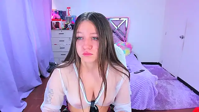 Luna Analya online show from 10-28-25, 01:25