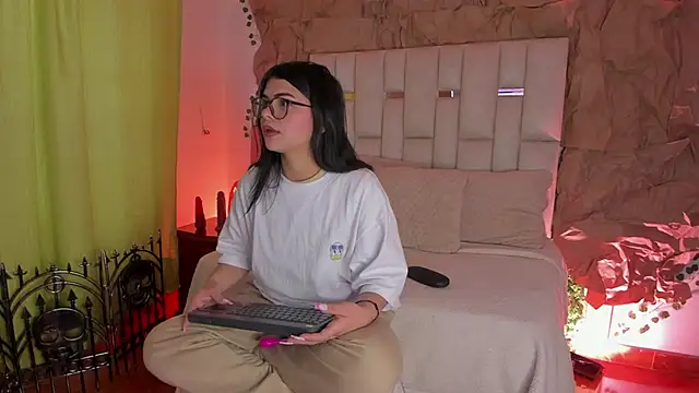 Snapshot of Jade_Nmm chatting on 10-10-25, 12:59 Jade Nmm online show from 10-10-25, 12:59