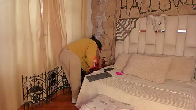 Snapshot of Jade_Nmm chatting on 10-14-25, 01:01 Jade Nmm online show from 10-14-25, 01:01