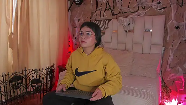 Snapshot of Jade_Nmm chatting on 10-21-25, 01:01 Jade Nmm online show from 10-21-25, 01:01