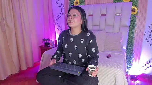 Snapshot of Jade_Nmm chatting on 11-06-25, 01:01 Jade Nmm online show from 11-06-25, 01:01