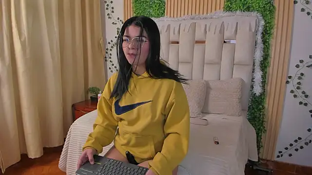 Snapshot of Jade_Nmm chatting on 11-30-25, 01:04 Jade Nmm online show from 11-30-25, 01:04