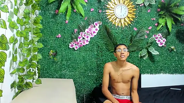 Snapshot of MielAndLeo chatting on 09-19-25, 05:20 MielAndLeo online show from 09-19-25, 05:20