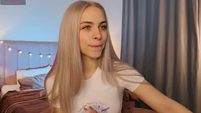 Snapshot of ShinyBarbie chatting on 11-27-25, 06:48 ShinyBarbie online show from 11-27-25, 06:48