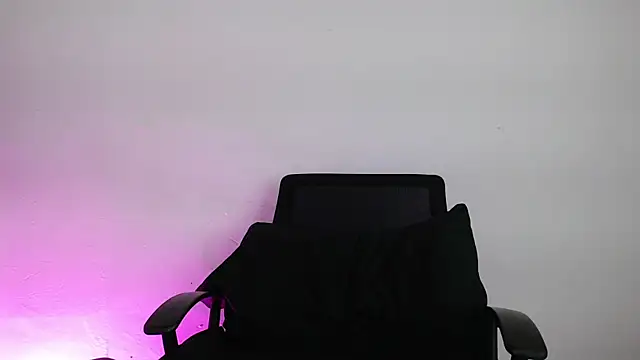 Snapshot of Valakiablood chatting on 11-15-25, 12:08 Valakiablood online show from 11-15-25, 12:08