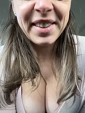 Snapshot of ladywithbigass chatting on 12-18-25, 07:47 ladywithbigass online show from 12-18-25, 07:47