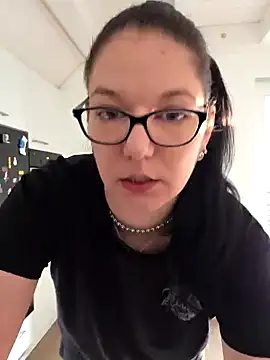 Snapshot of Swiss_Lady chatting on 09-28-25, 04:01 Swiss Lady online show from 09-28-25, 04:01