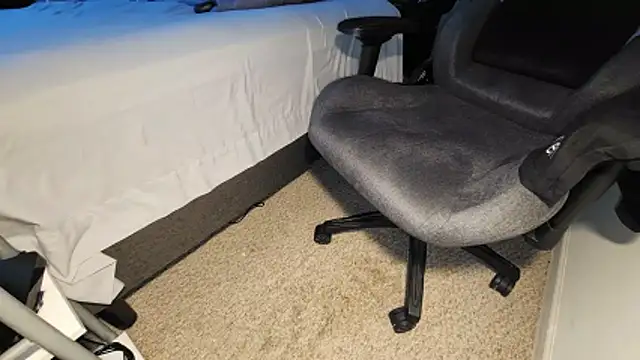 Snapshot of catt18 chatting on 11-18-25, 04:33 catt18 online show from 11-18-25, 04:33