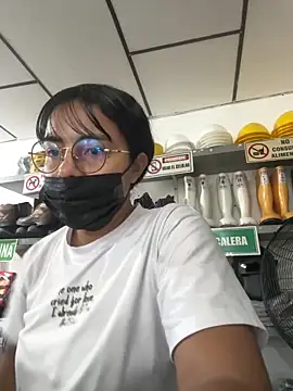 Snapshot of Kyra__Rose chatting on 11-28-25, 07:05 Kyra Rose online show from 11-28-25, 07:05