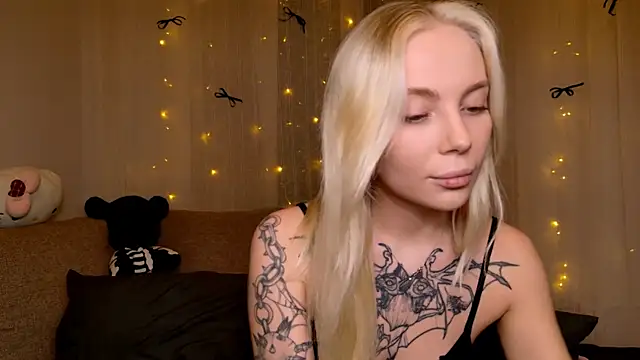 Snapshot of heymilk chatting on 12-19-25, 06:15 heymilk online show from 12-19-25, 06:15