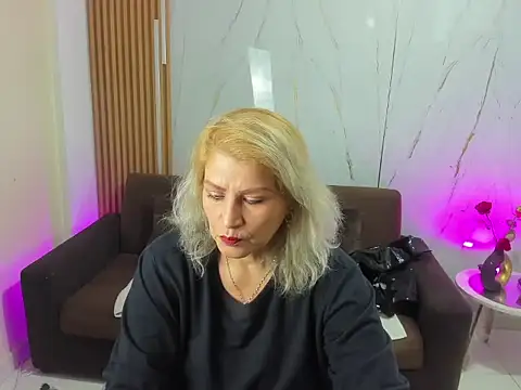 Snapshot of Juanitarubia chatting on 11-22-25, 07:02 Juanitarubia online show from 11-22-25, 07:02