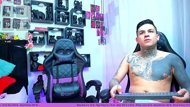 Snapshot of Sarahandzack chatting on 10-14-25, 04:41 Sarahandzack online show from 10-14-25, 04:41