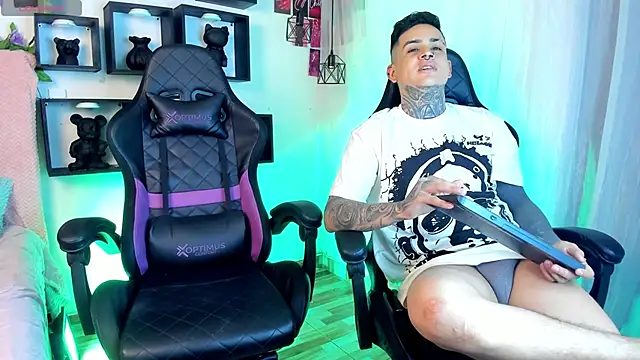 Snapshot of Sarahandzack chatting on 11-14-25, 06:12 Sarahandzack online show from 11-14-25, 06:12