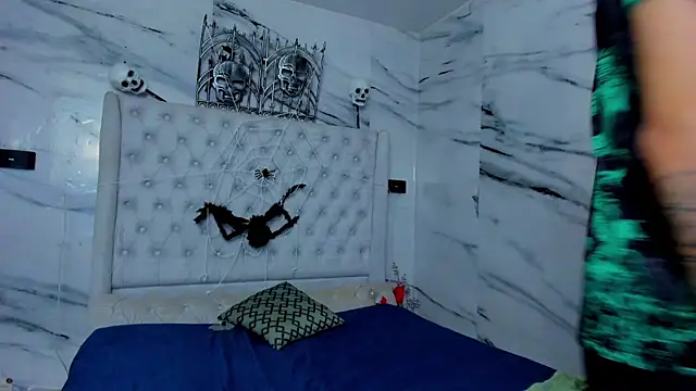 Ari and Storm online show from 11-07-25, 06:52