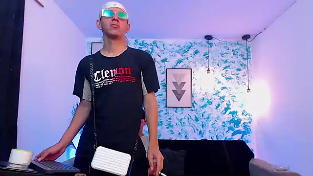 Snapshot of Marcus_and_Tony chatting on 09-21-25, 08:10 Marcus and Tony online show from 09-21-25, 08:10