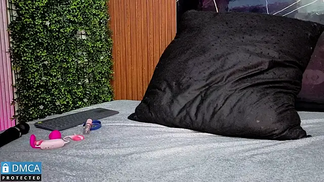 Kiara Zahiri   online show from 11-15-25, 11:18