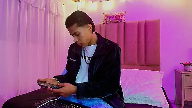 camilo nom online show from 10-22-25, 05:08