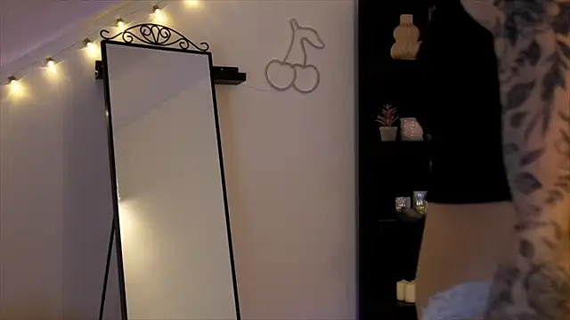 Snapshot of Naomii20__ chatting on 10-31-25, 02:18 Naomii20 online show from 10-31-25, 02:18