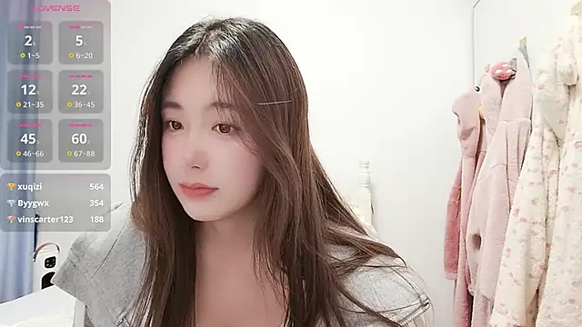 Snapshot of Luna_868 chatting on 12-13-25, 07:53 Luna 868 online show from 12-13-25, 07:53