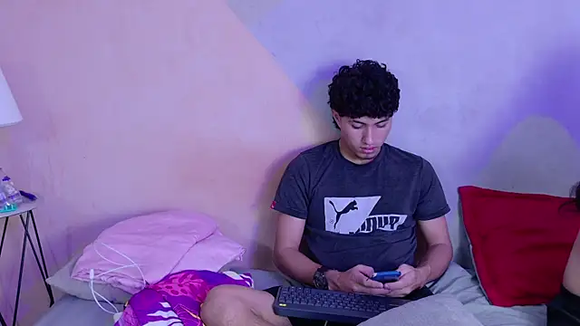 Snapshot of Laura_and_Kevin chatting on 09-10-25, 02:17 Laura and Kevin online show from 09-10-25, 02:17